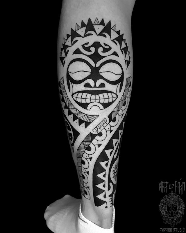 Татуировка мужская полинезия на голени орнамент, маска – Мастер тату: Вася Мальцев