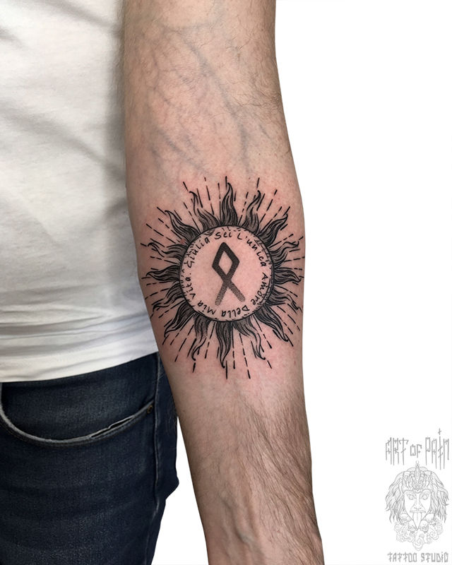 Татуировка мужская графика на предплечье солнце и руна – Мастер тату: Максим Север