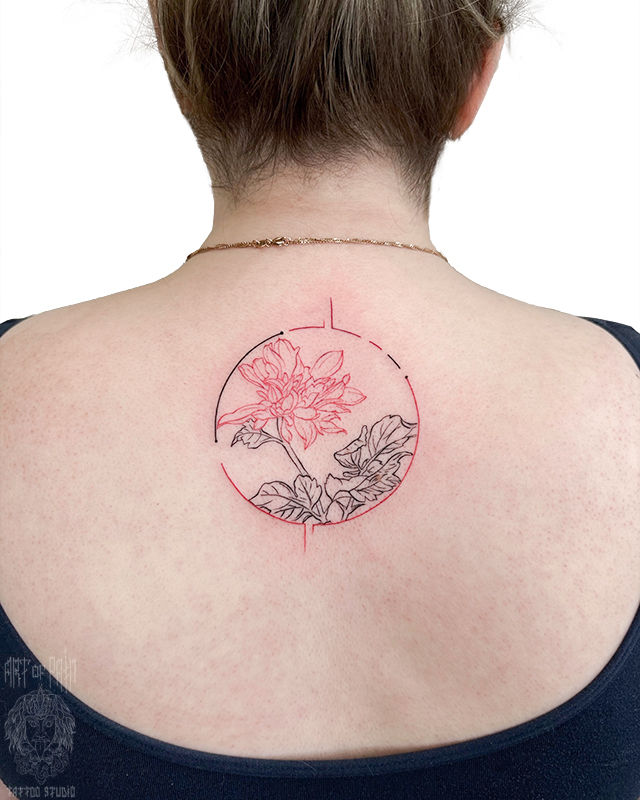 Татуировка женская графика на спине цветок – Мастер тату: Максим Север