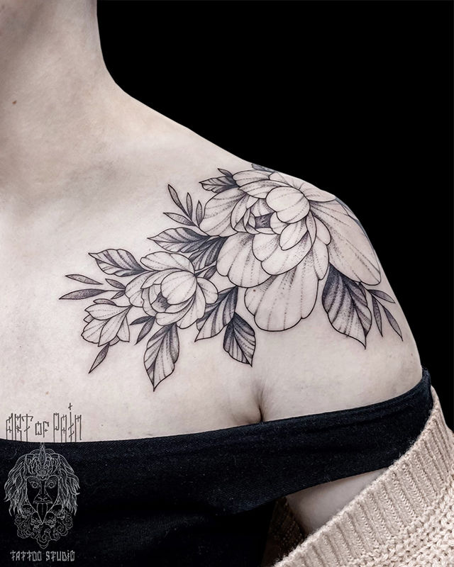 Татуировка женская графика на ключице и плече цветы – Мастер тату: Мария Котова