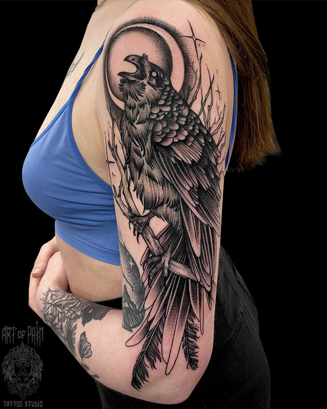 Татуировка женская графика на плече ворон – Мастер тату: 