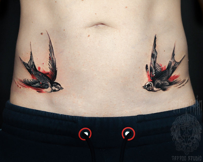Татуировка мужская треш полька на животе ласточки – Мастер тату: Слава Tech Lunatic