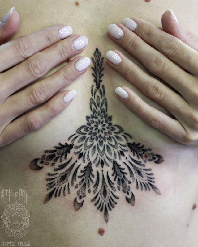 Татуировка женская графика под грудью орнамент – Мастер тату: Надежда Полякова