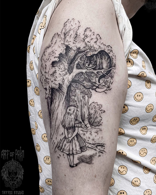 Татуировка женская графика на плече женская Алиса и чеширский кот – Мастер тату: Мария Котова