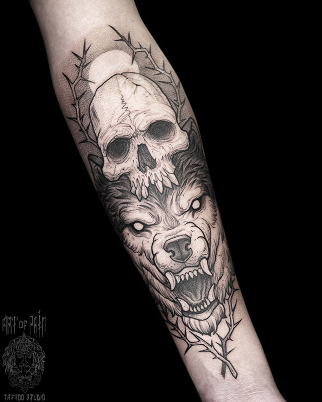 Татуировка мужская графика на руке волк и череп – Мастер тату: 
