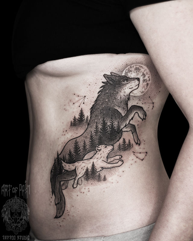Татуировка женская графика на боку волчица и волченок – Мастер тату: 