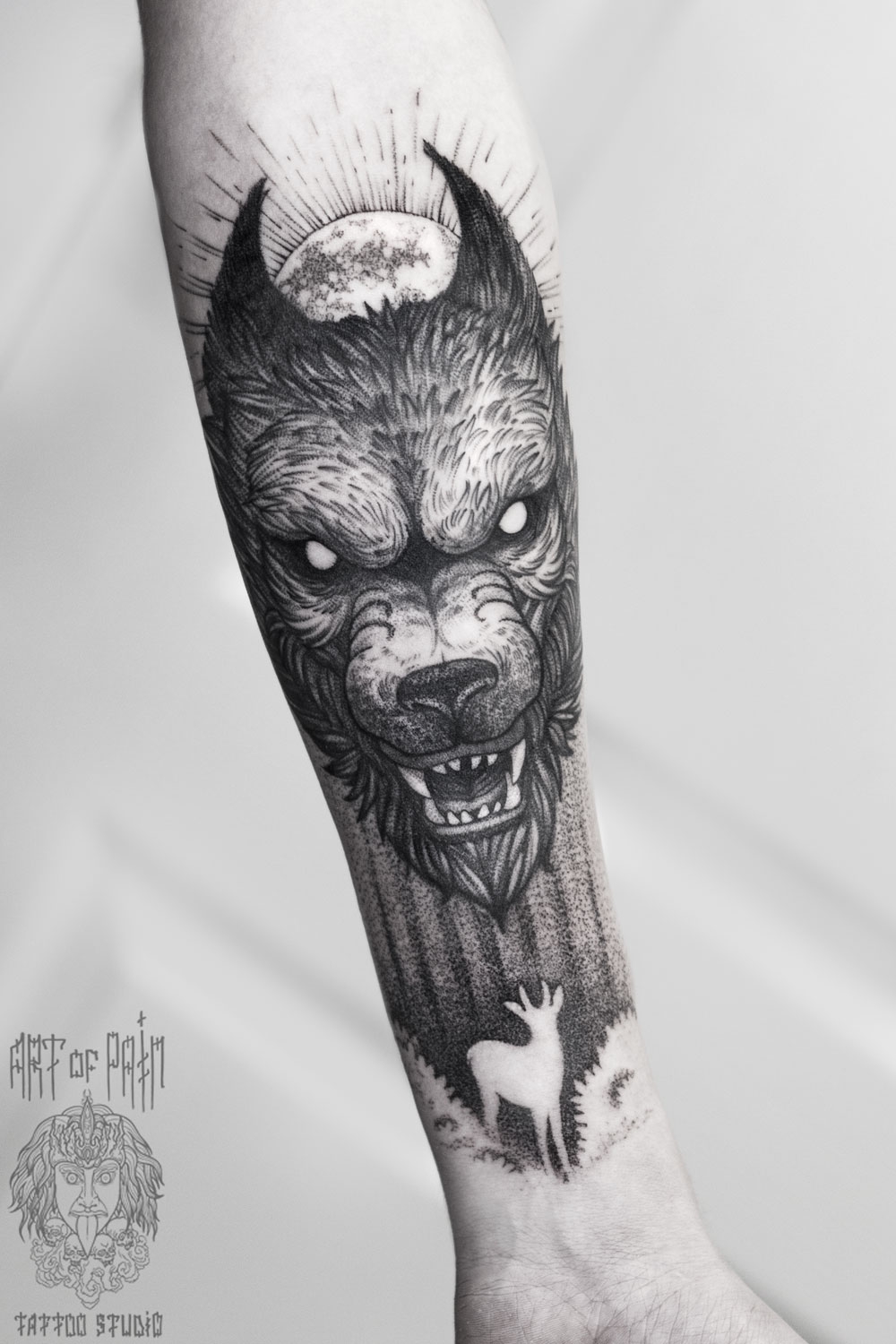 Татуировка женская графика на предплечье волк и силуэт олененка – Мастер тату: 
