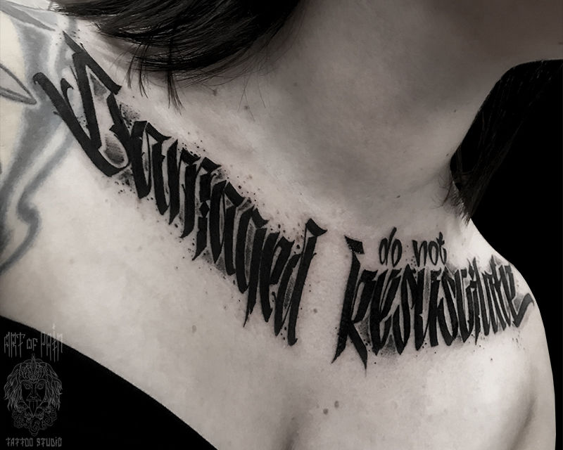 Татуировка женская каллиграфия на ключице надпись – Мастер тату: 