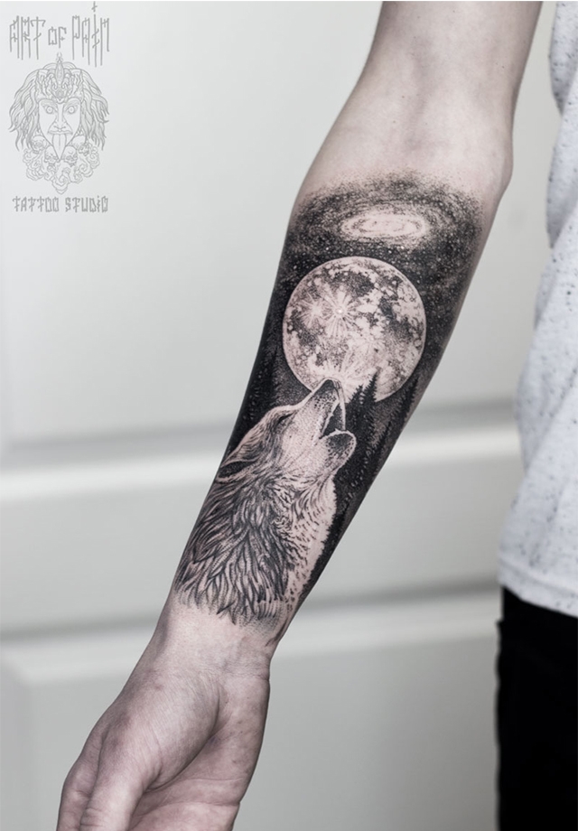 Татуировка женская графика на предплечье волк и луна – Мастер тату: 