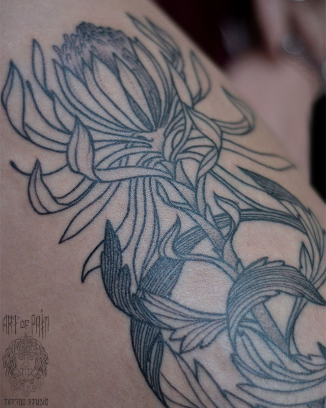 Татуировка женская графика на бедре цветок большой – Мастер тату: Надежда Полякова