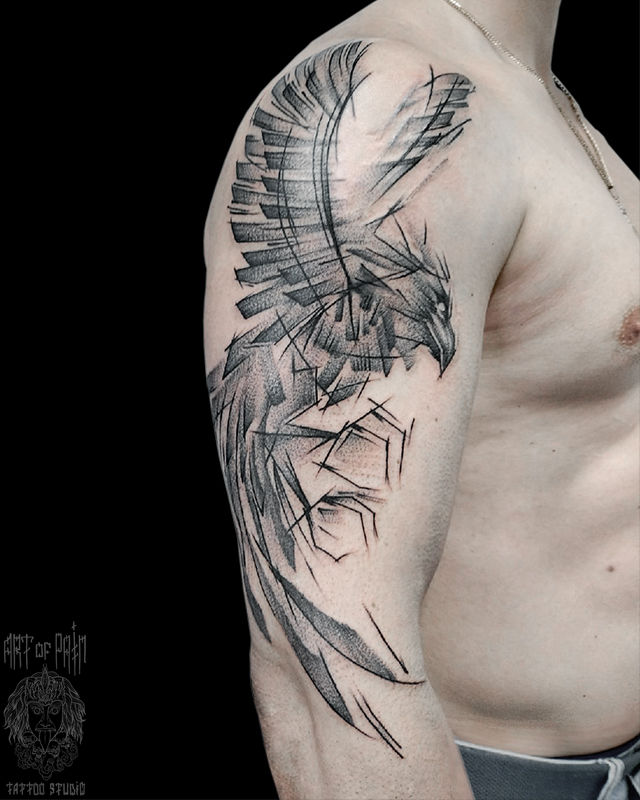 Татуировка мужская графика на плече птицы – Мастер тату: Николай Орф