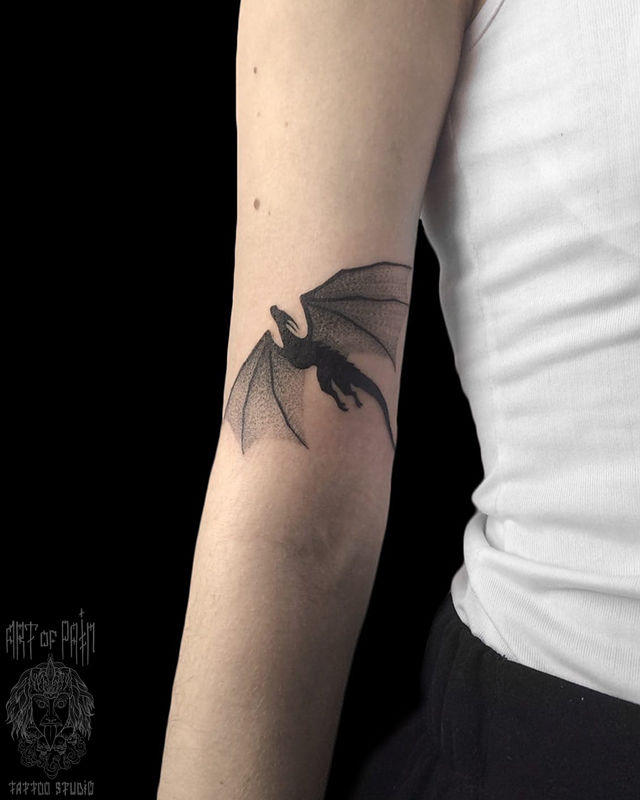 Татуировка женская графика и дотворк на руке дракон – Мастер тату: Мария Челнокова
