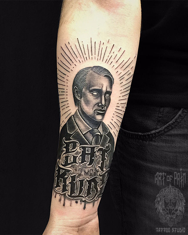 Татуировка мужская black&grey на предплечье портрет и надпись – Мастер тату: Анастасия Юсупова