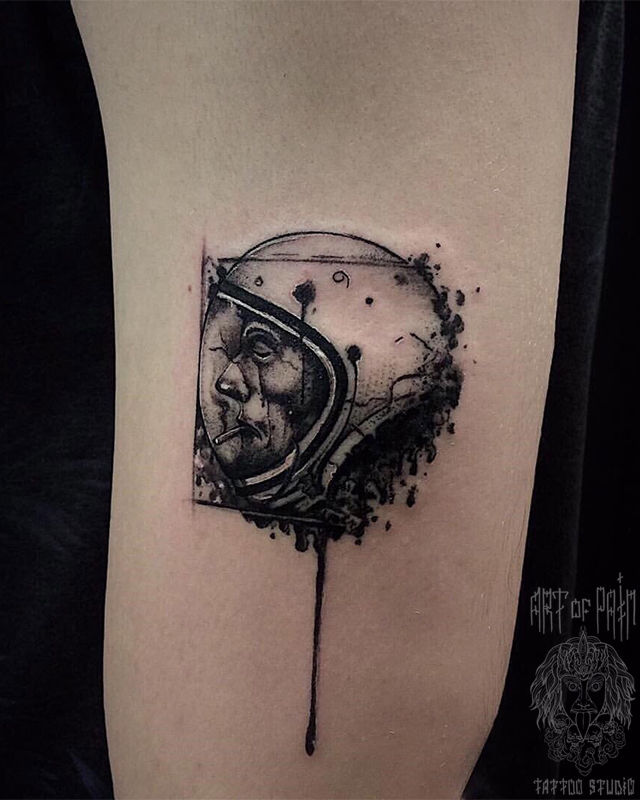 Татуировка женская графика на бедре космонавт – Мастер тату: Анастасия Юсупова