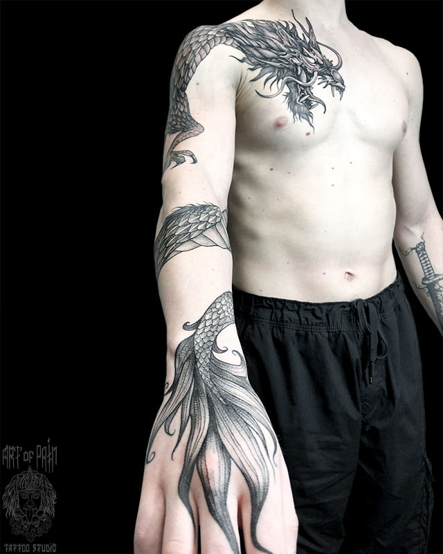 Татуировка мужская графика на руке и груди дракон – Мастер тату: Анастасия Родина