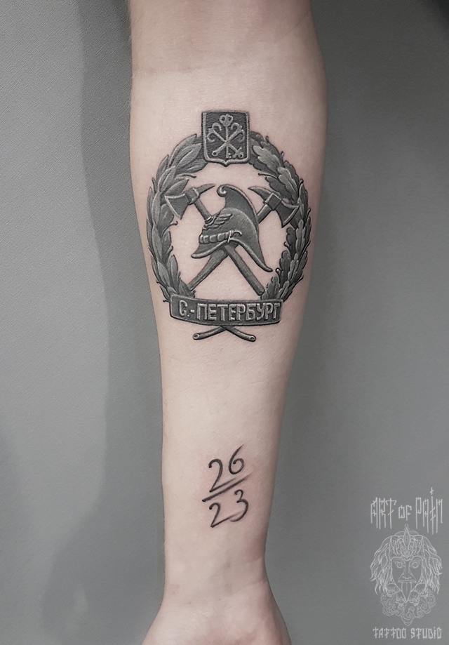 Татуировка мужская black&grey на предплечье герб – Мастер тату: 