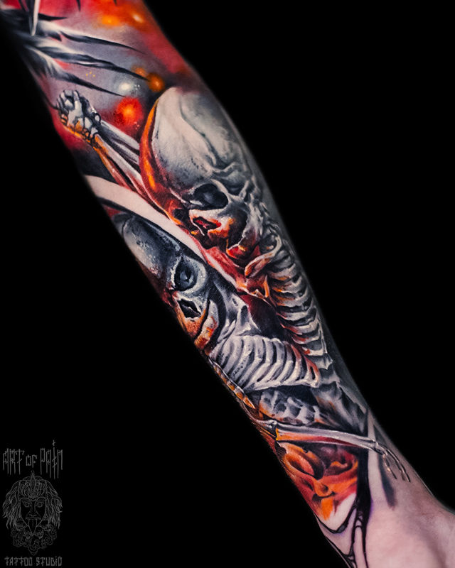 Татуировка мужская хоррор на предплечье скелеты – Мастер тату: Дмитрий Шейб
