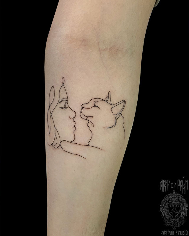Татуировка женская графика на предплечье кот и девушка – Мастер тату: Мария Бородина (Челнокова)