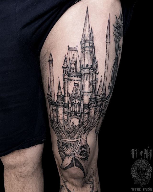 Татуировка мужская графика на бедре ворон замок – Мастер тату: Мария Котова