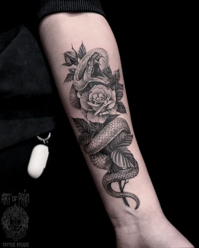 Татуировка женская графика на предплечье змея и роза – Мастер тату: Мария Челнокова