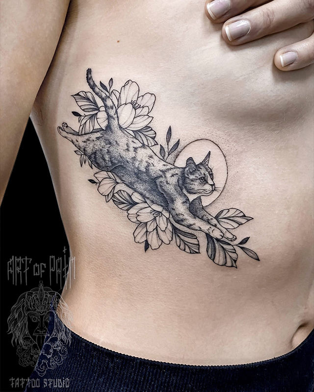 Татуировка женская графика на боку кот – Мастер тату: Мария Котова