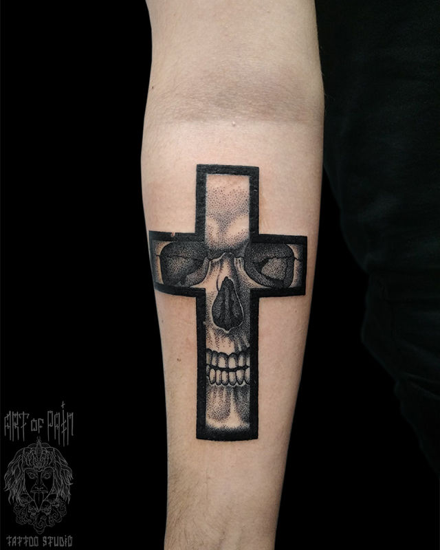 Татуировка мужская графика на предплечье череп в кресте – Мастер тату: Николай Орф
