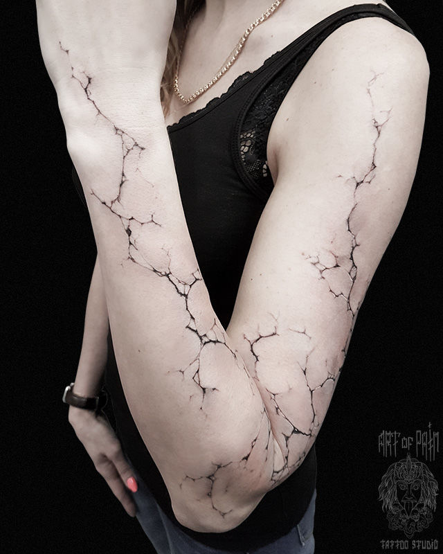 Татуировка женская реализм на руке каменная трещина – Мастер тату: 