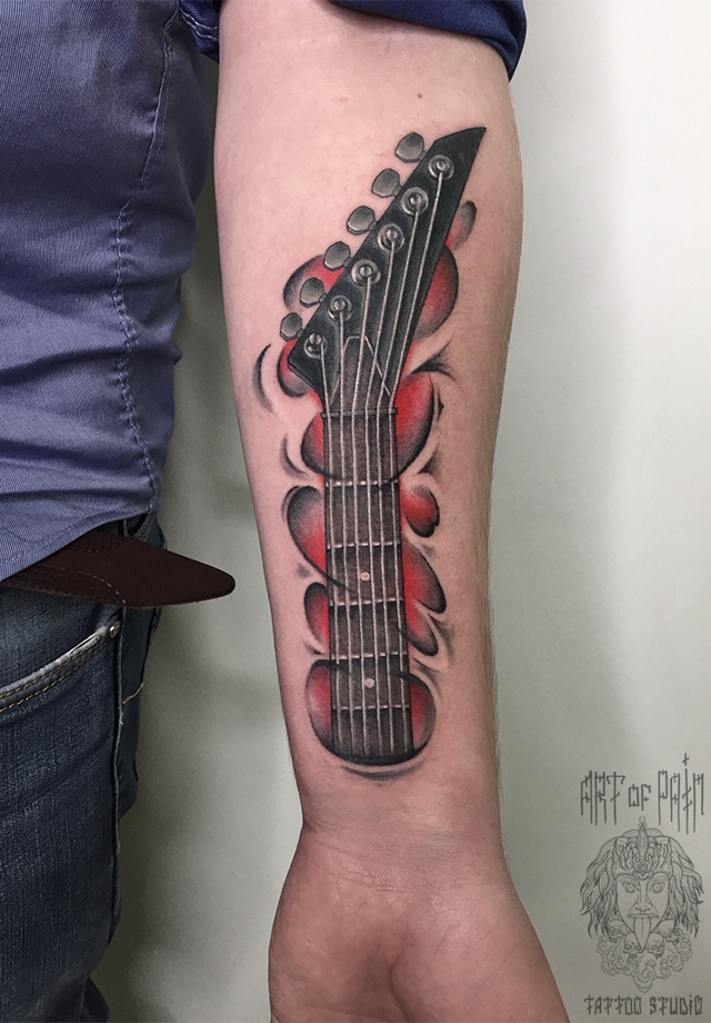 Татуировка мужская акварель на предплечье гриф гитары – Мастер тату: 