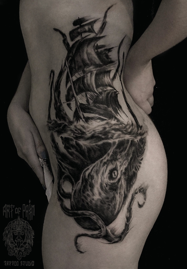 Татуировка женская хоррор на боку корабль и осьминог – Мастер тату: 