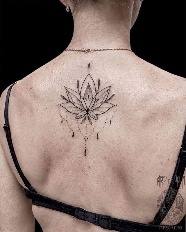 Татуировка женская графика на спине узор – Мастер тату: Мария Котова