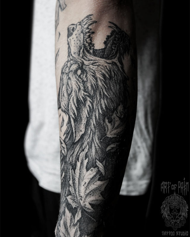 Татуировка мужская графика на предплечье волк и листья – Мастер тату: 