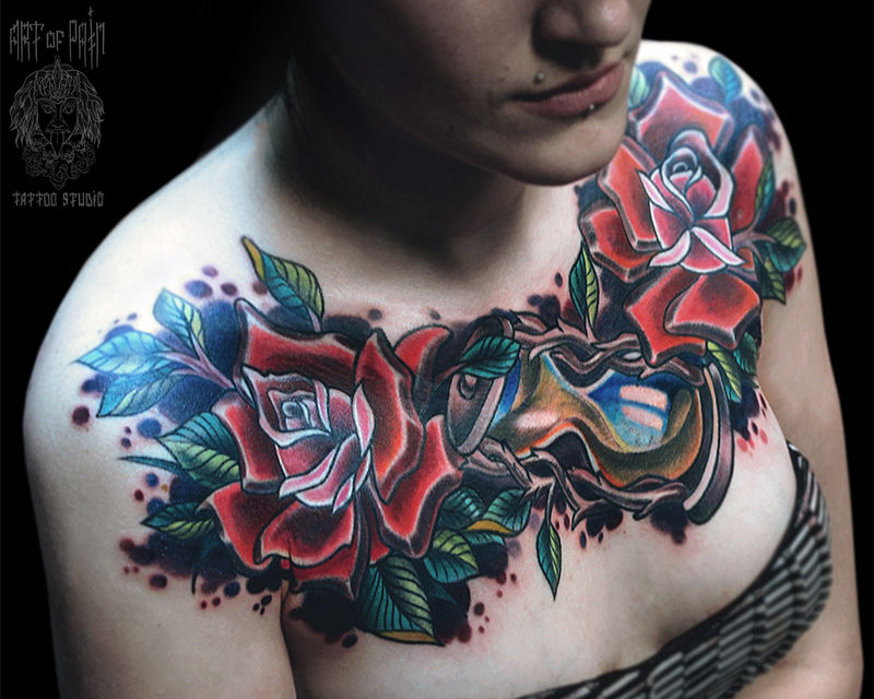Татуировка женская нью-скул на груди цветы и часы – Мастер тату: 