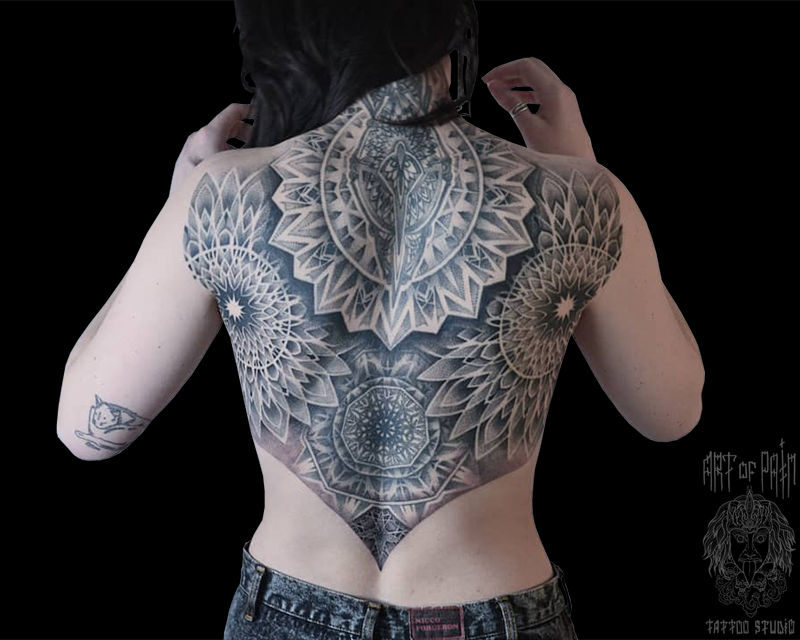 Татуировка женская орнаментал на спине мандалы – Мастер тату: Надежда Полякова
