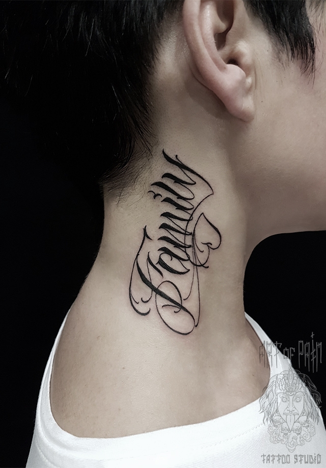 Татуировки на шее для девушек надписи