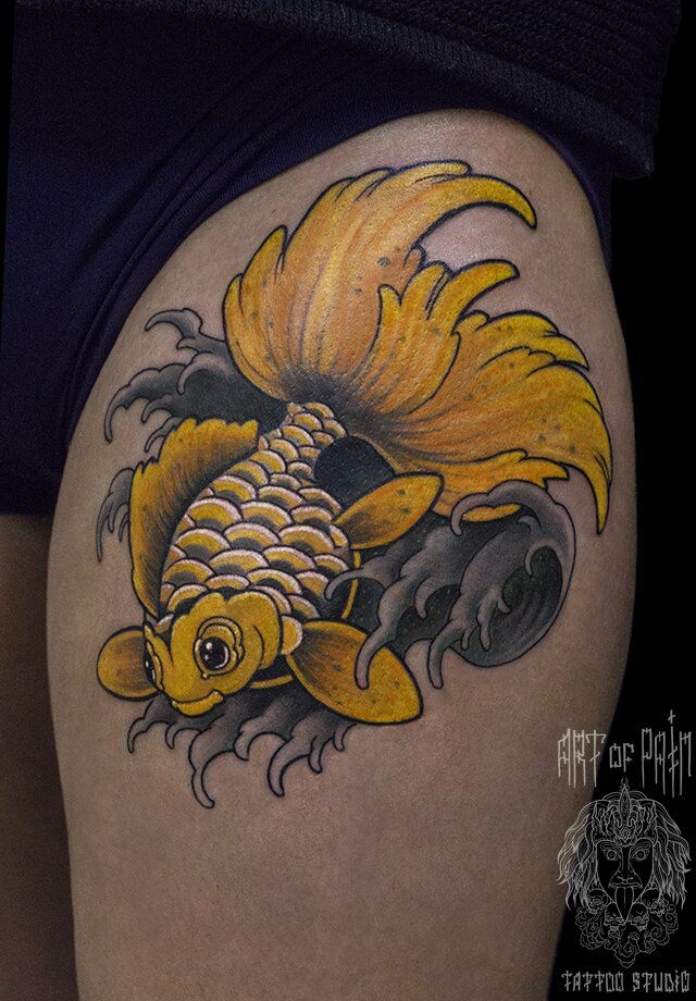 Татуировка женская на бедре Япония золотая рыбка – Мастер тату: 