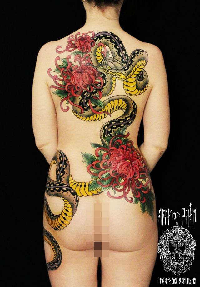 Татуировка женская Япония на спине змея с цветами – Мастер тату: Ольга Добрякова