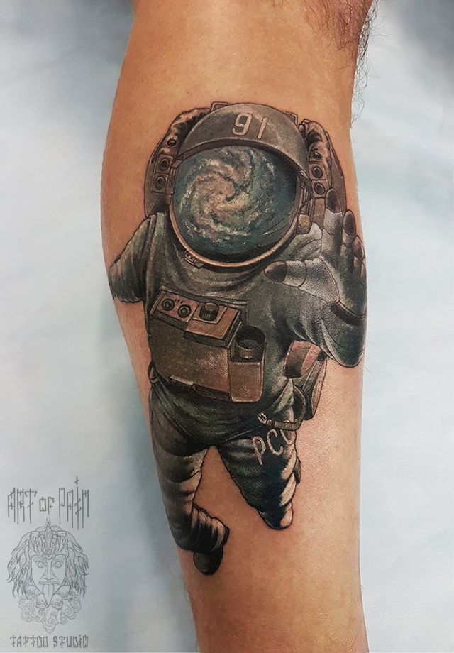 Татуировка мужская реализм на голени космонавт – Мастер тату: 