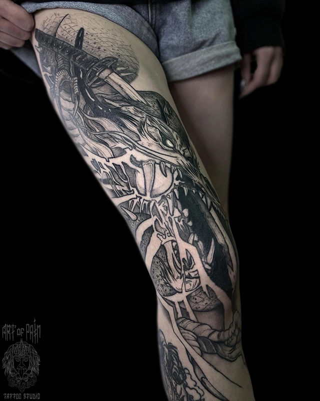 Татуировка женская графика на бедре дракон и меч – Мастер тату: Кирилл Плотников