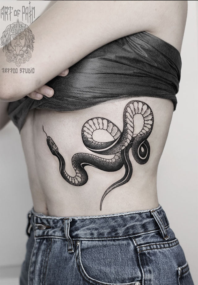 Татуировка женская графика на боку змея – Мастер тату: 