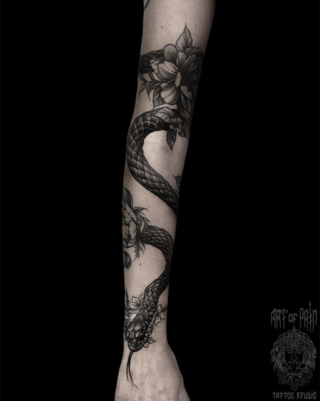 Татуировка женская реализм на руке змея и цветы – Мастер тату: Вячеслав Плеханов