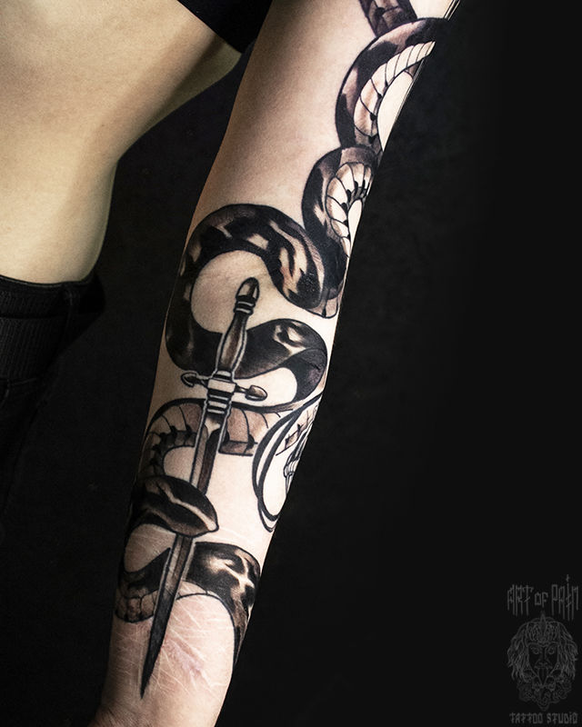 Татуировка женская япония на руке змея и кинжал – Мастер тату: 