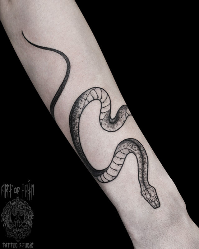 Татуировка женская графика на предплечье змея удав – Мастер тату: 