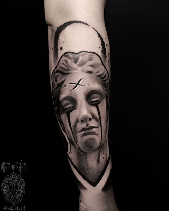 Татуировка женская black&grey на предплечье богиня – Мастер тату: Анастасия Юсупова