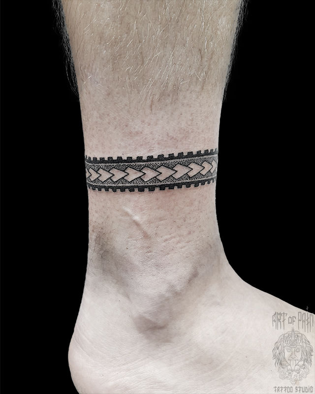 Татуировка мужская графика на щиколотке браслет – Мастер тату: Николай Орф