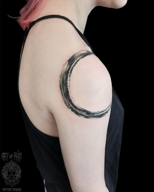 Татуировка женская графика на плече кольцо – Мастер тату: 