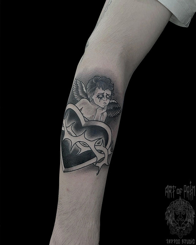Татуировка мужская графика на предплечье ангел и сердце – Мастер тату: Иван Алемасов
