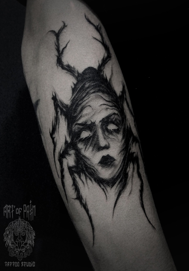 Татуировка мужская хоррор на предплечье жук с лицом – Мастер тату: 
