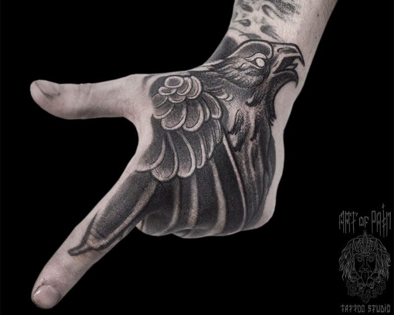 Татуировка мужская графика на кисти орел – Мастер тату: Юрий Хандрыкин