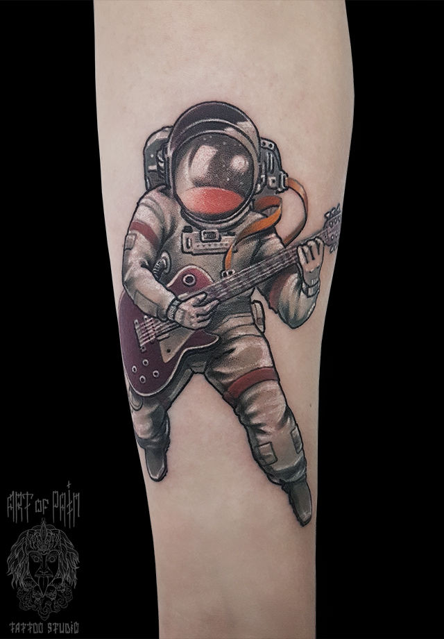 Татуировка мужская нью-скул на предплечье космонавт с гитарой – Мастер тату: 