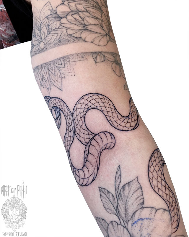 Татуировка женская графика на предплечье змея – Мастер тату: Максим Север